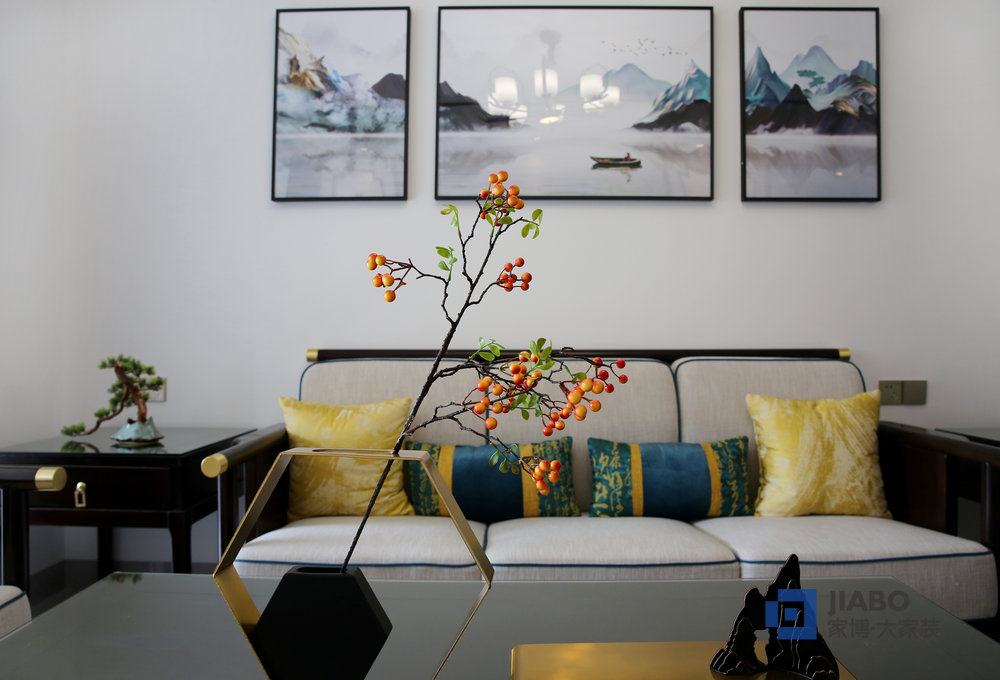 青龍灣三室兩廳新中式風(fēng)格裝修實景圖 沙發(fā)背景墻.jpg