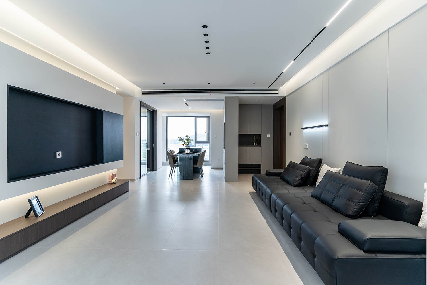 株洲建發(fā)央著142平意式黑白灰裝修實景